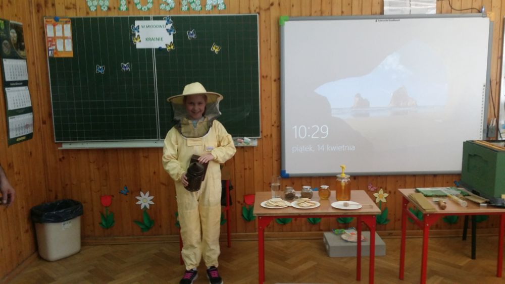 Ucz. Olga Kuśmierek prezentuje kombinezon pszczelarski.