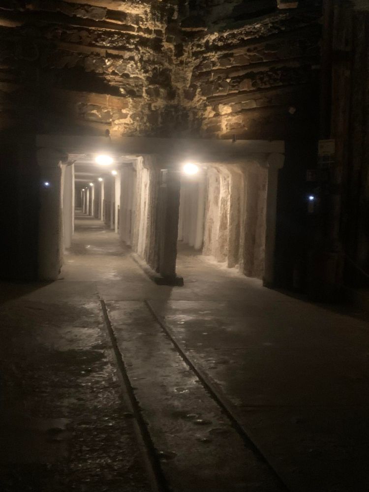 Oświetlone korytarze kopalni