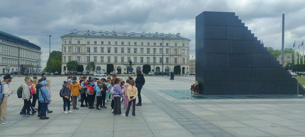 Uczniowie pod Pomnikiem Ofiar Tragedii Smoleńskiej