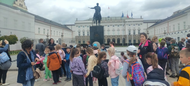 Uczniowie przed Pałacem Prezydenckim
