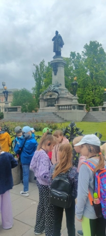 Uczniowie podczas zwiedzania Warszawy