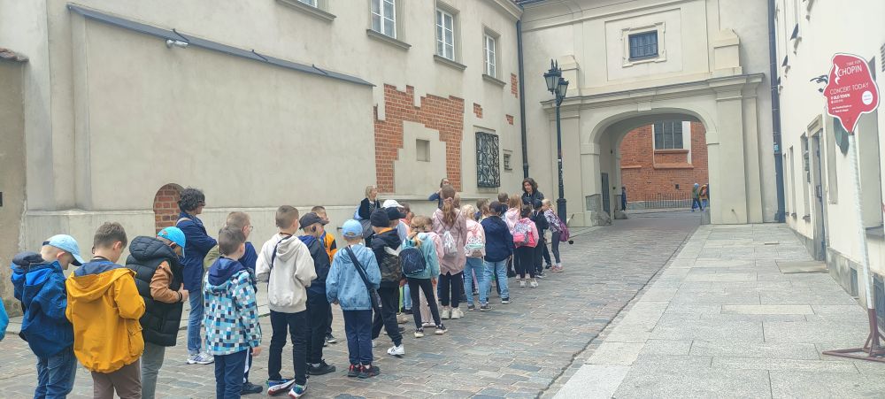 Uczniowie podczas zwiedzania Warszawy