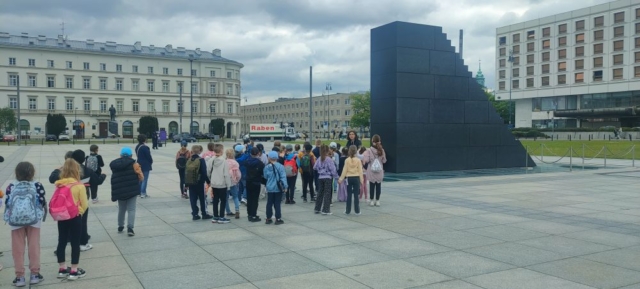 Uczniowie pod Pomnikiem Ofiar Tragedii Smoleńskiej