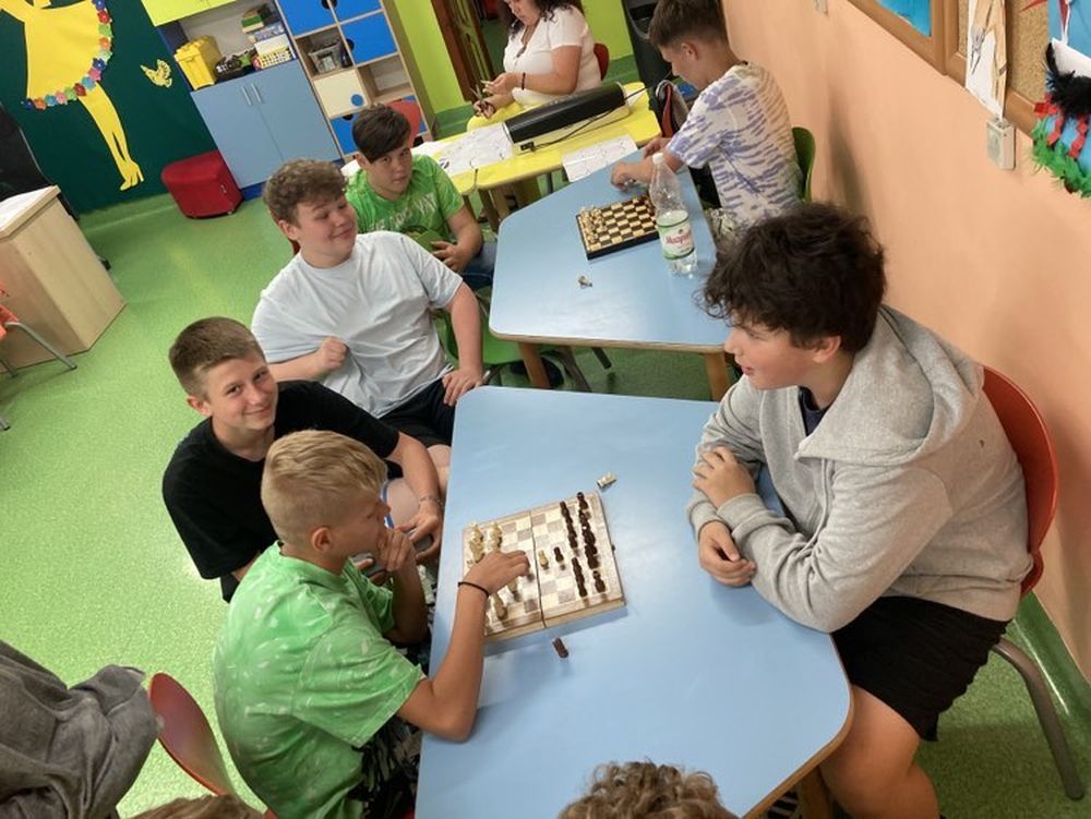 Uczniowie grają w szachy
