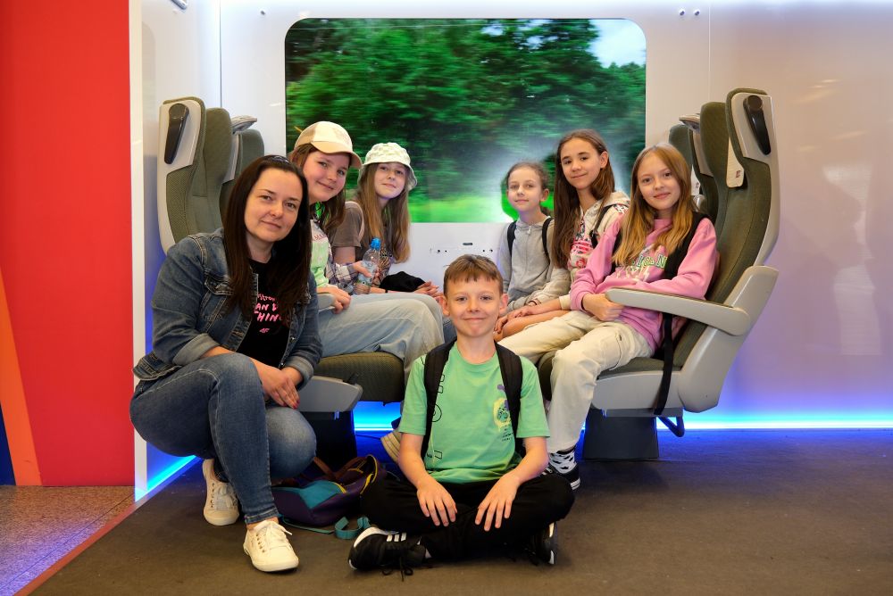 Uczniowie z nauczycielką w makiecie pociągu