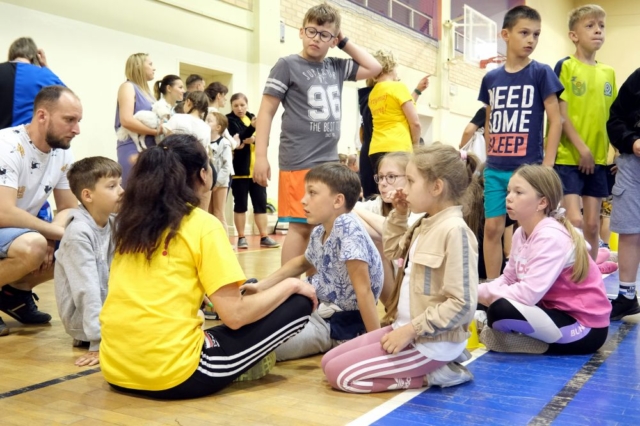 Dzieci wraz z wychowawcą na sali gimnastycznej