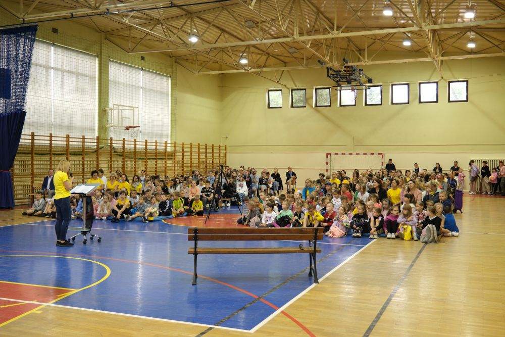 Uczniowie zebrani na sali gimnastycznej