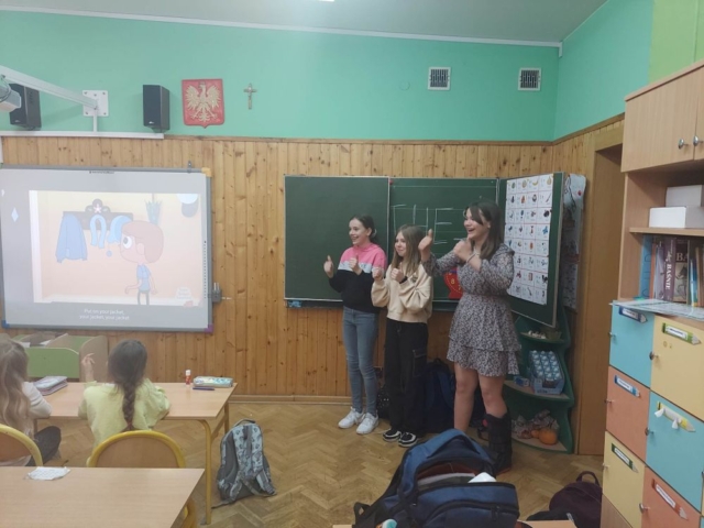 Dziewczynki prezentują treść piosenki ruchowej