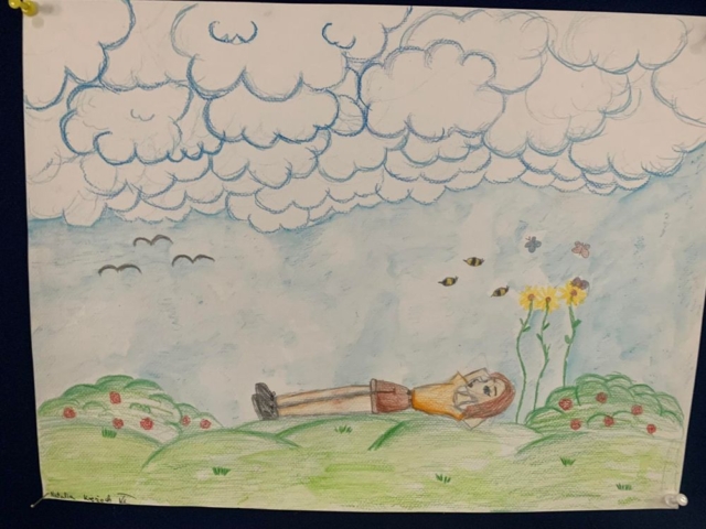 obrazek z dziewczynką leżącą na łące