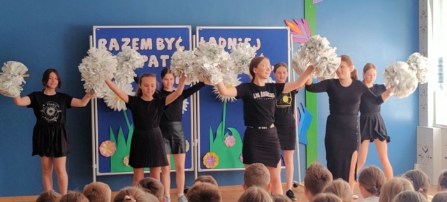 występ taneczny uczniów klasy 6b