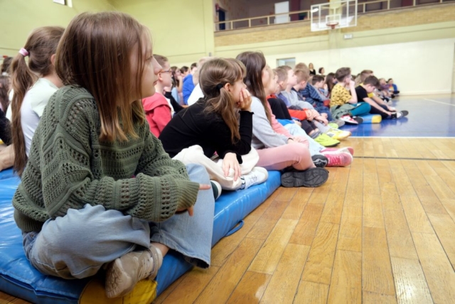 Uczniowie oglądają spektakl profilaktyczny "Karuzela uczuć"