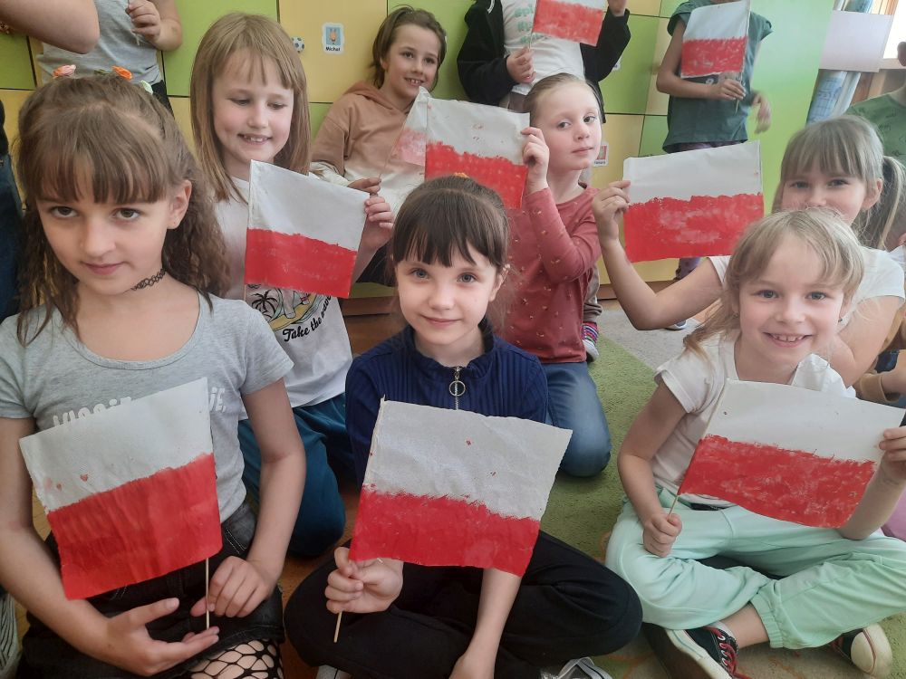 flaga Polski namalowana na ręczniku jednorazowym