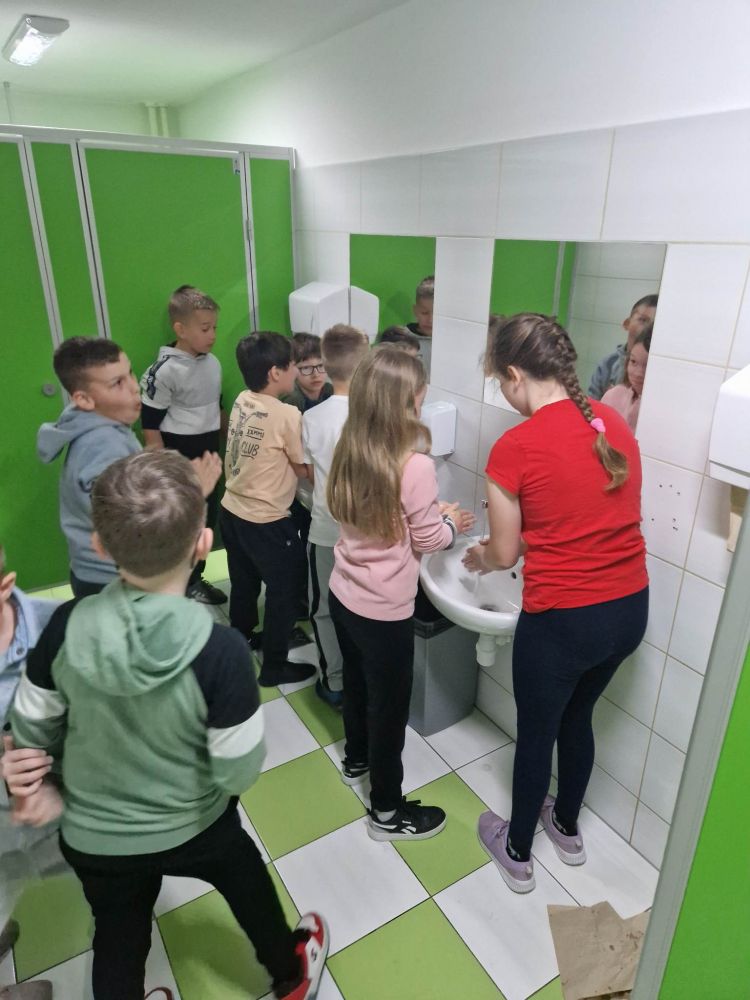 Uczniowie myją ręce przed posiłkiem.