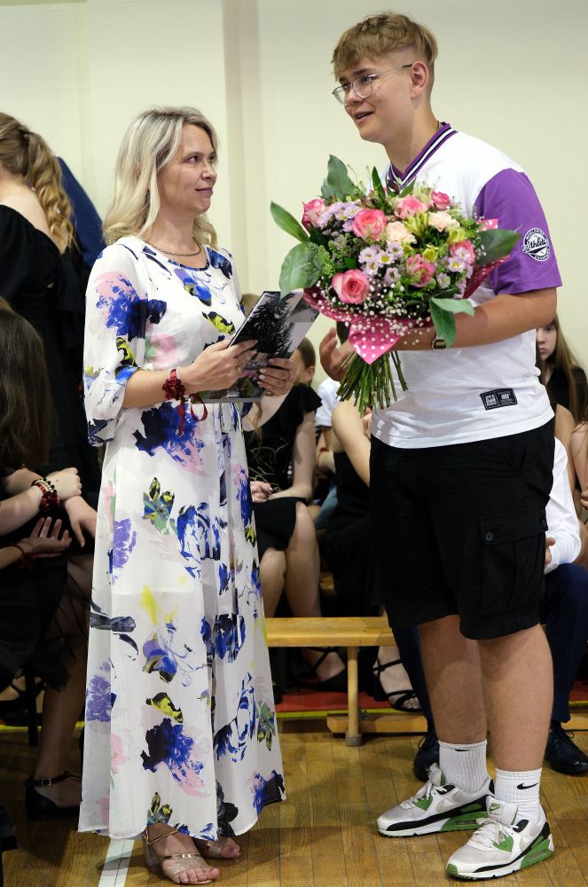 Uczeń wręcza kwiaty swojej wychowawczyni