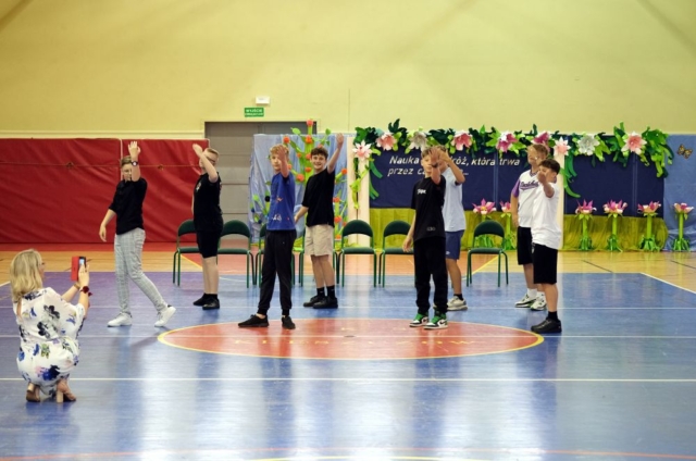 Uczniowie wykonują taniec synchroniczny