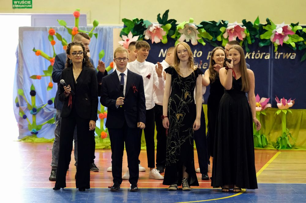Uczniowie tańczą i śpiewają razem znany utwór muzyczny