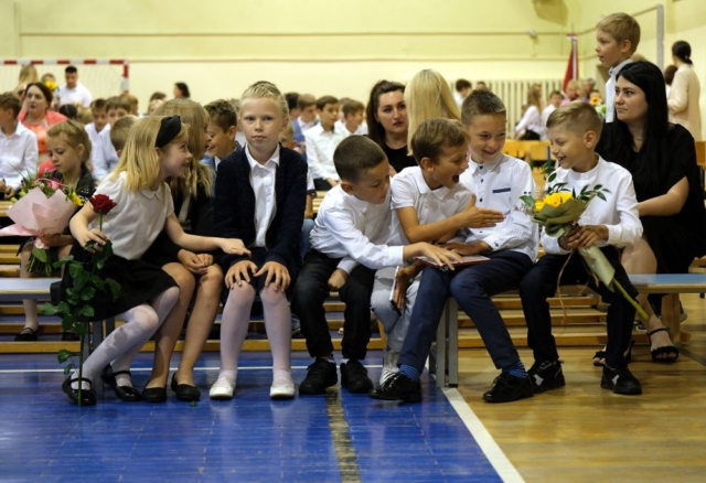 Uczniowie oczekujący na rozpoczęcie uroczystości szkolnej