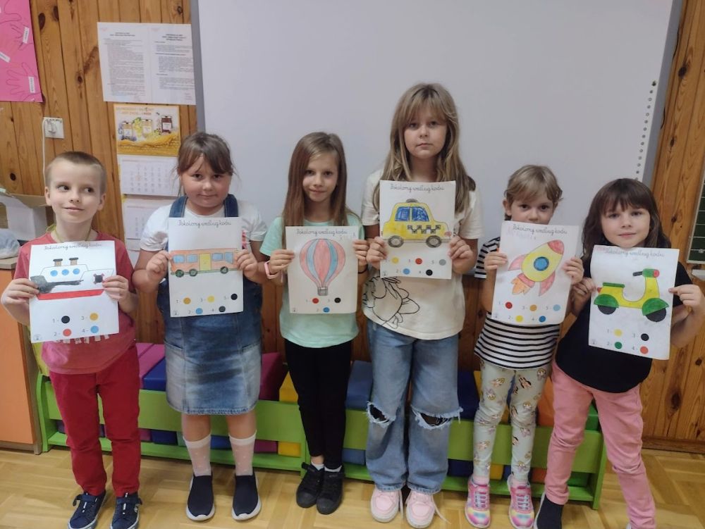 Dzieci prezentują swoje kolorowanki