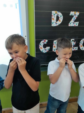 Chłopcy jedzą cytrynę - konkurs