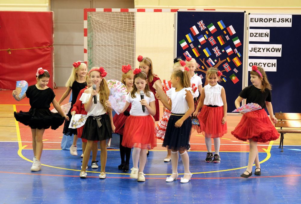 Układ taneczny w wykonaniu dziewczynek z klas drugich.
