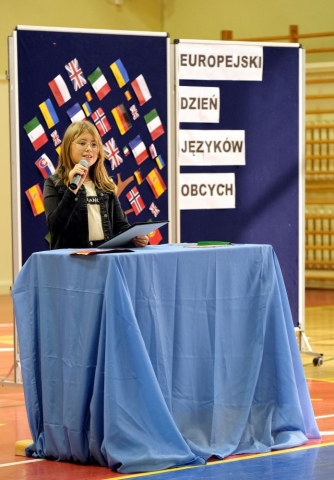 Uczennica przedstawia ciekawostki na temat języków europejskich