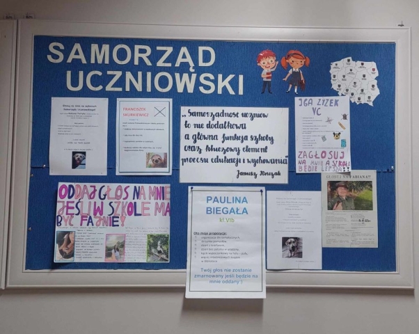 Tablica Samorządu Uczniowskiego z plakatami wyborczymi