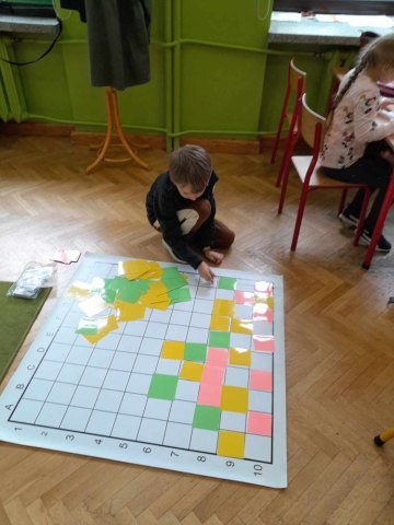 dzieci układają wzory według własnego pomysłu