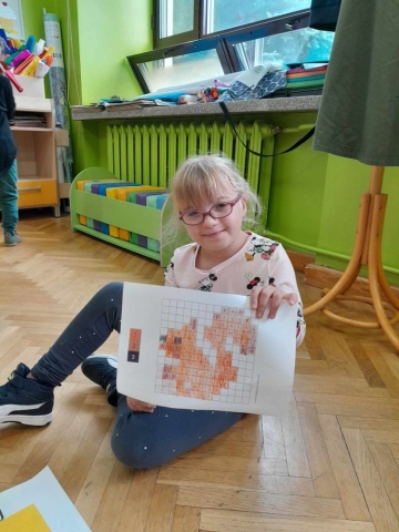 dzieci malują zakodowane obrazki