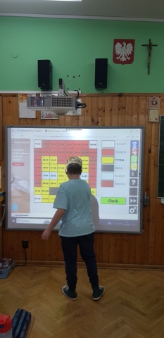 Uczeń rozwiązuje działania na tablicy interaktywnej