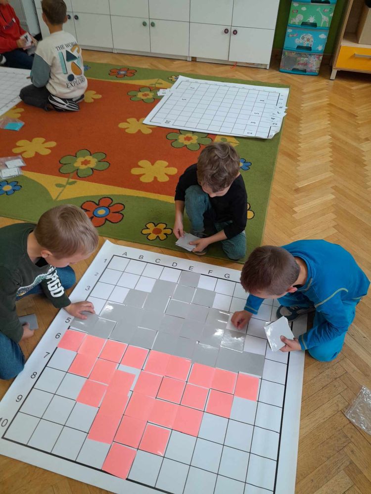 dzieci układają wzory według własnego pomysłu