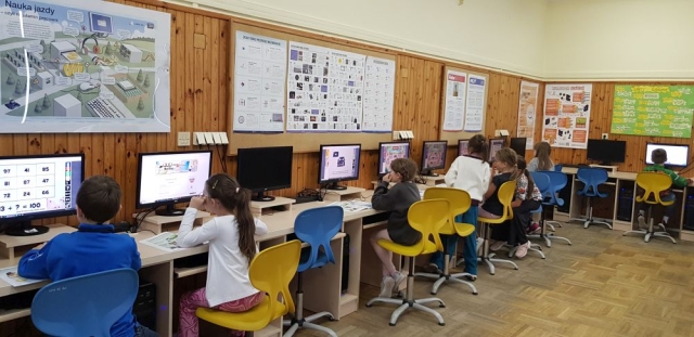 Uczniowie rozwiązują zadania na komputerach