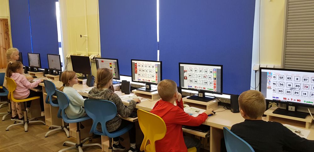 Uczniowie rozwiązują zadania na komputerach
