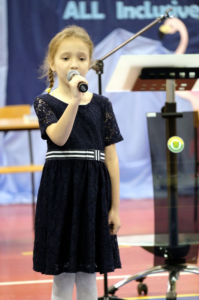 Dziewczynka śpiewa.