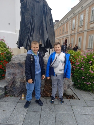 Chłopcy przed pomnikiem