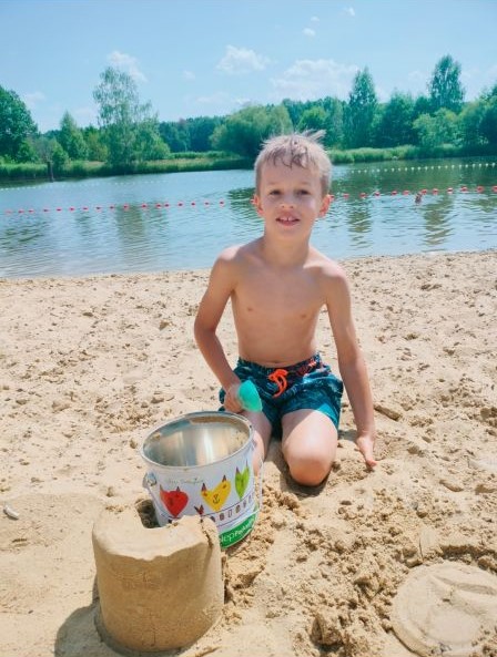 Chłopiec buduje zamki z piasku
