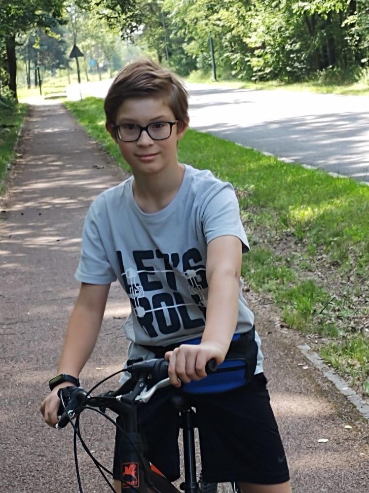 Chłopiec jeździ na rowerze