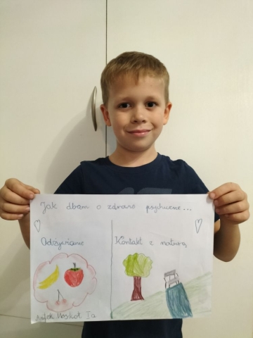 Chłopiec przedstawia plakat promujący zdrowie