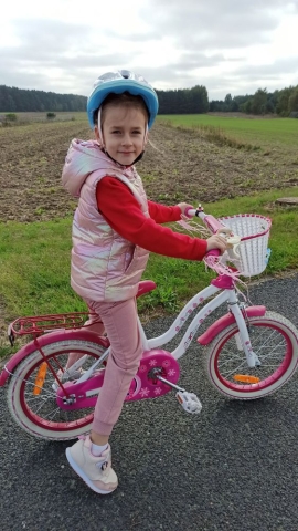 Dziewczynka jeździ na rowerze