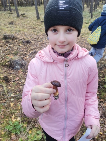 Dziewczynka trzyma grzyba w ręce