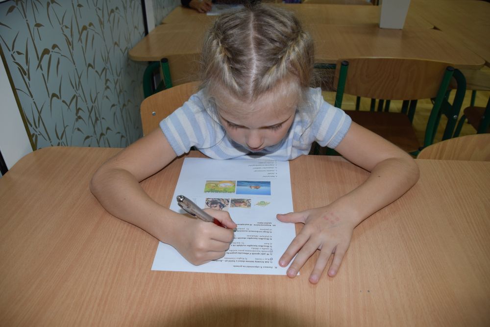 Uczeń rozwiązuje arkusz konkursowy „Baśnie czytam i znam”.