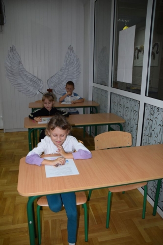 Uczniowie rozwiązują arkusz konkursowy „Baśnie czytam i znam”.