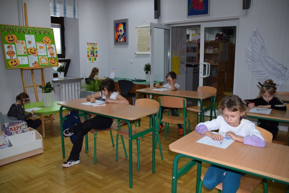 Uczniowie rozwiązują arkusz konkursowy „Baśnie czytam i znam”.