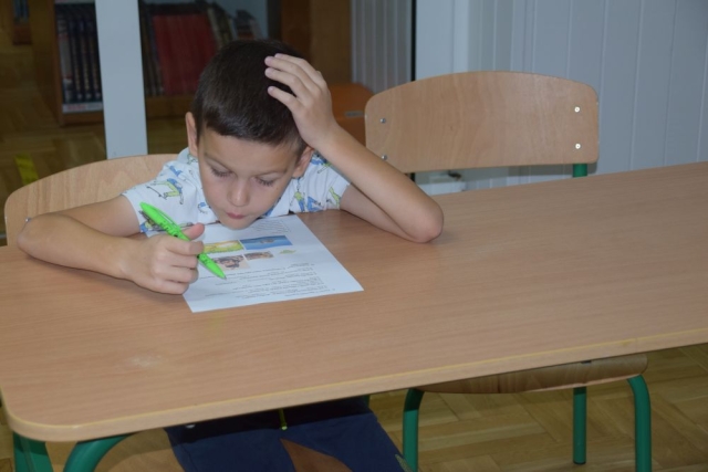 Uczeń rozwiązuje arkusz konkursowy „Baśnie czytam i znam”.