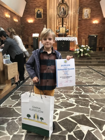 Chłopiec trzyma dyplom