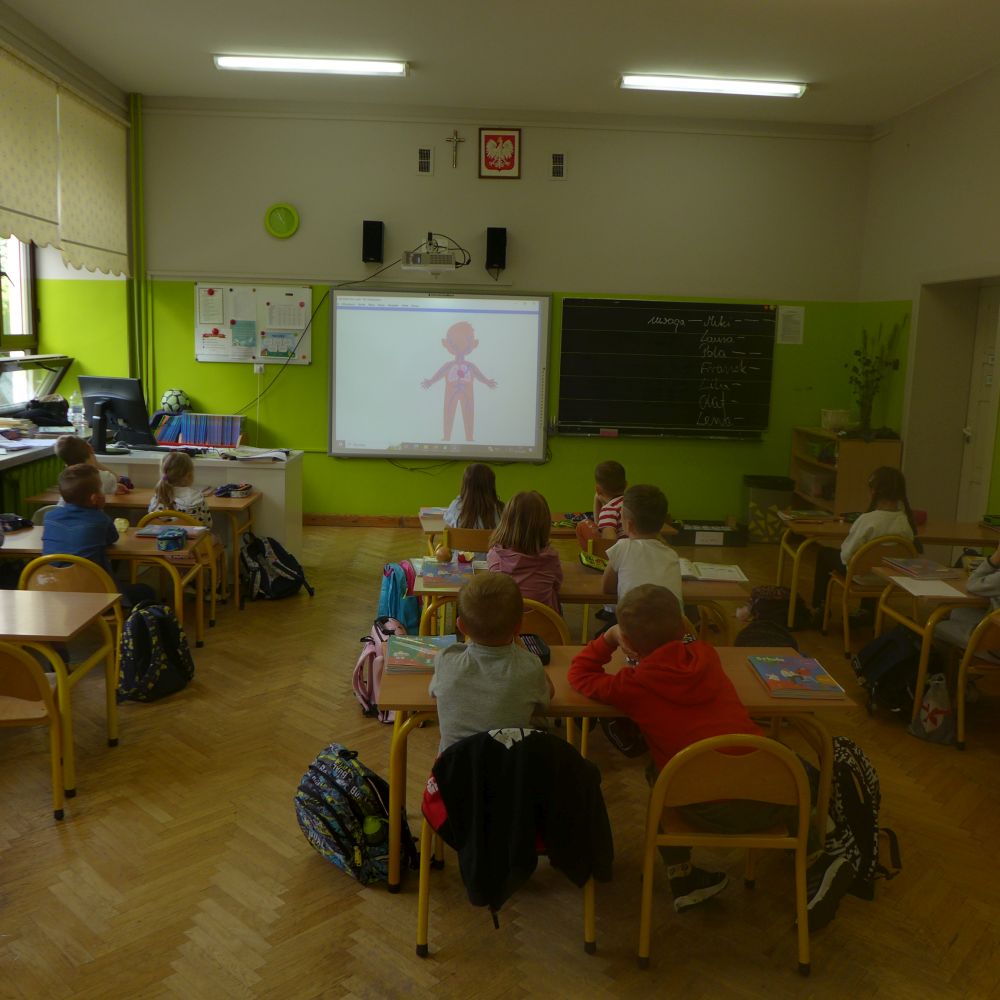 Uczniowie oglądają film edukacyjny o sercu.