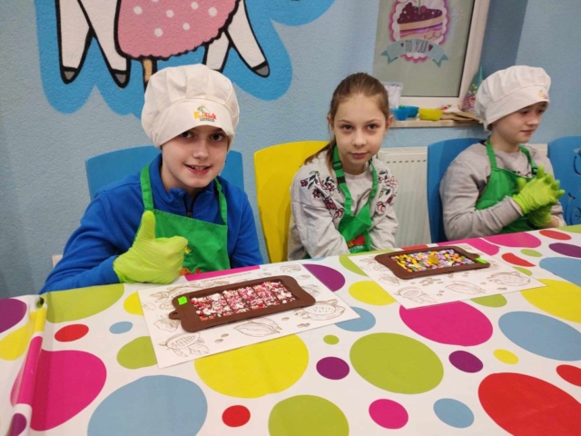 uczniowie z formami do czekolady
