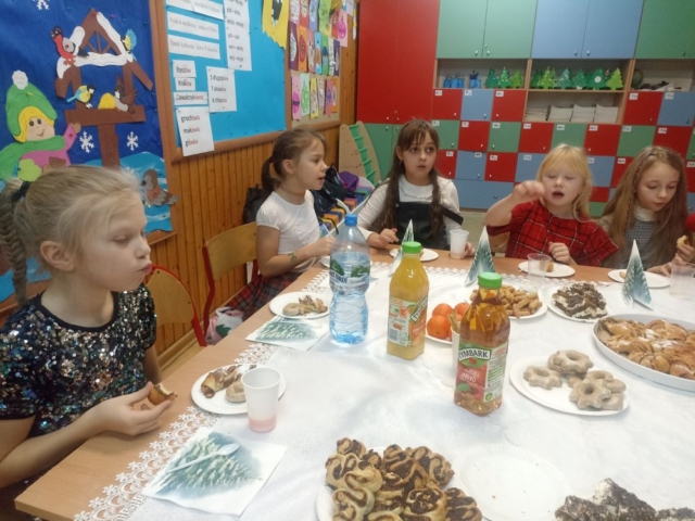 Dzieci z klasy IIa jedzą
