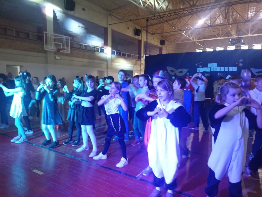 Dzieci z IIa wspólnie tańczą