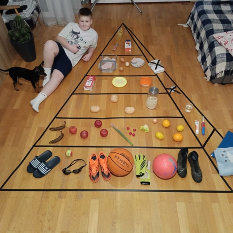 uczeń prezentujący piramidę zdrowego odżywiania 3D