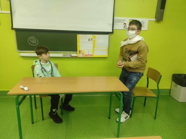 uczeń chory na świnkę przychodzi do lekarza
